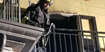 In fiamme una abitazione situata al primo piano a Foresta di Petilia Policastro, salvate tre persone dai Vigili del fuoco