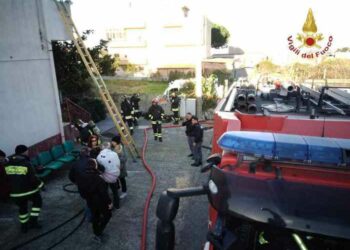 Incendio in casa di riposo, salvati 12 anziani dai Vigili del Fuoco