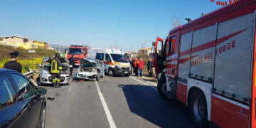 Incidente stradale al bivio di Strongoli sulla SS 106, coinvolte tre autovetture: ci sono dei feriti