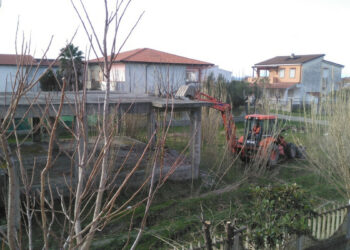 Iniziata la demolizione di uno dei 29 manufatti abusivi adiacenti il Fiume Tacina, utilizzati come case vacanze da turisti