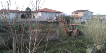 Iniziata la demolizione di uno dei 29 manufatti abusivi adiacenti il Fiume Tacina, utilizzati come case vacanze da turisti