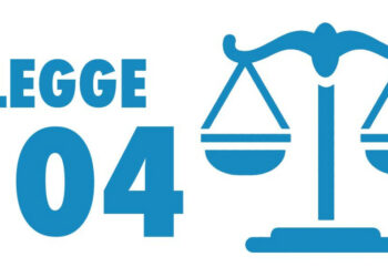 Usa i permessi della legge 104, i detective privati ingaggiati dall’azienda lo beccano mentre fa shopping: licenziato