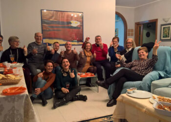 L’ex direttore della posta di Cirò Marina, Pino Vrenna compie 70 anni e li festeggia con gli amici del condominio