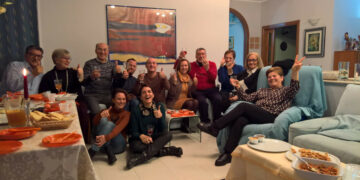 L’ex direttore della posta di Cirò Marina, Pino Vrenna compie 70 anni e li festeggia con gli amici del condominio