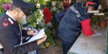 Ruba fiori dalle bare in obitorio per rivenderli, denunciato 45enne