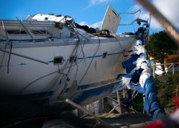 Sorpresi dai Carabinieri mentre tentano di rubare parti della Barca a vela dello sbarco a Torre Melissa, cinque arresti