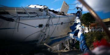 Sorpresi dai Carabinieri mentre tentano di rubare parti della Barca a vela dello sbarco a Torre Melissa, cinque arresti