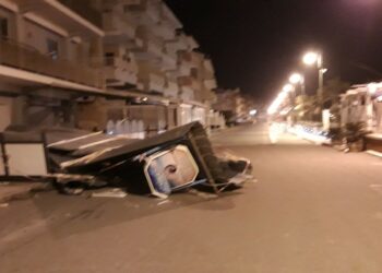 Torretta, il forte vento scoperchia il tetto di una struttura balneare