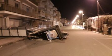Torretta, il forte vento scoperchia il tetto di una struttura balneare