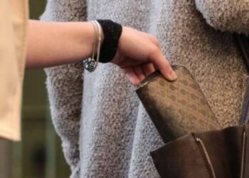 Ruba il portafoglio ad un cliente di un supermercato, arrestata 33enne dalla Squadra Volante della Polizia