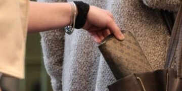 Ruba il portafoglio ad un cliente di un supermercato, arrestata 33enne dalla Squadra Volante della Polizia