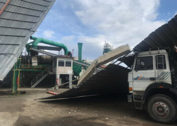 Capannone scoperchiato e travi in cemento sollevate dal forte vento all’impresa ICMB di Sammarco di Cirò Marina