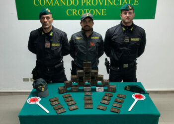 Circolava a bordo di un auto con 9,5 kg di hashish, fermato e arrestato dai Baschi Verdi della Guardia di Finanza Crotone