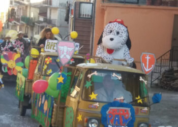 Grande successo del Carnevale di Cirò, una sfilata di lambrette per le vie del Borgo antico