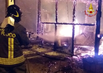 In fiamme nella notte uno stabile di circa 2000 mq, distrutti 5 negozi a Villaggio Palumbo: intervenuti i Vigili del fuoco