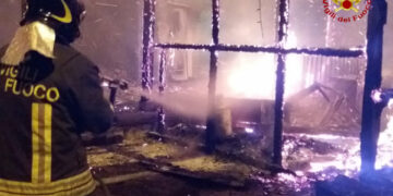 In fiamme nella notte uno stabile di circa 2000 mq, distrutti 5 negozi a Villaggio Palumbo: intervenuti i Vigili del fuoco