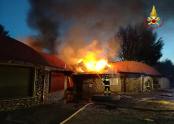 In fiamme nella notte uno stabile di circa 2000 mq, distrutti 5 negozi a Villaggio Palumbo: intervenuti i Vigili del fuoco