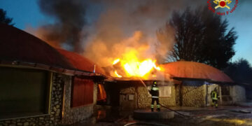 In fiamme nella notte uno stabile di circa 2000 mq, distrutti 5 negozi a Villaggio Palumbo: intervenuti i Vigili del fuoco