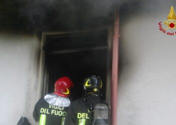 In fiamme un abitazione nella mattinata a Pagliarelle di Petilia Policastro, immediato intervento dei Vigili del Fuoco