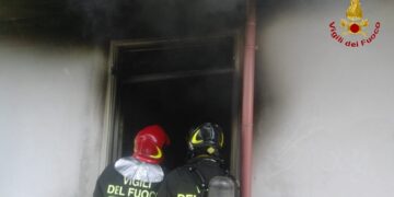 In fiamme un abitazione nella mattinata a Pagliarelle di Petilia Policastro, immediato intervento dei Vigili del Fuoco