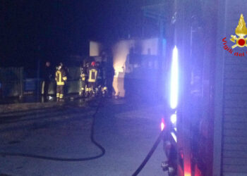 Incendio in una azienda di catering a Isola Capo Rizzuto, trovato un corpo carbonizzato dai una Vigili del fuoco di Crotone