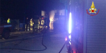 Incendio in una azienda di catering a Isola Capo Rizzuto, trovato un corpo carbonizzato dai una Vigili del fuoco di Crotone