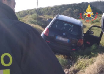 Incidente stradale a Crotone: 67enne trovato morto in auto fuori strada, forse dovuto ad un malore