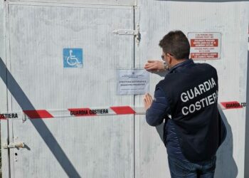 La Guardia Costiera mette i sigilli ad uno stabilimento balneare, 600 metri quadrati di area demaniale ed opere abusive sequestrati