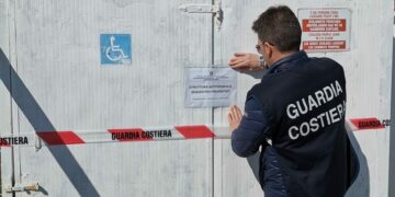 La Guardia Costiera mette i sigilli ad uno stabilimento balneare, 600 metri quadrati di area demaniale ed opere abusive sequestrati