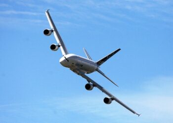 Lei dimentica il suo bambino all’aeroporto, l’aereo fa un’inversione a U