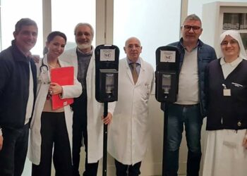 L’associazione “Vivere Sorridendo” dona due erogatori di disinfettante al Reparto di Oncologia dell’Ospedale di Crotone