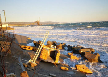 Mare in burrasca e vento forte spazzano metà Lido “Baia de Punta” di Cirò Marina