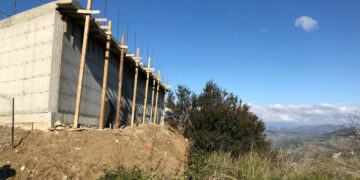 Realizza muro in area a rischio con divieto di edificazione ad Altilia di Santa Severina, denunciato un 55enne