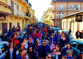 Ritorna il Carnevale a Cirò Marina: in migliaia in strada alla sfilata dei Carri allegorici – FOTO