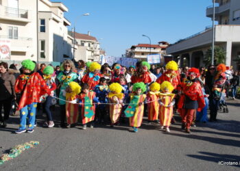 Ritorna il Carnevale a Cirò Marina: in migliaia in strada alla sfilata dei Carri allegorici – FOTO