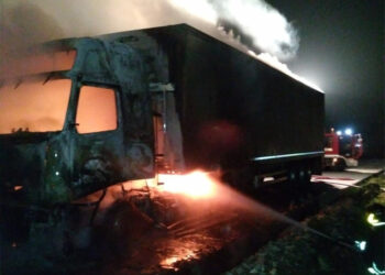 Strongoli: In fiamme tre autoarticolati adibiti al trasporto di cippato, tempestivo intervento dei Vigili del Fuoco