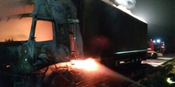 Strongoli: In fiamme tre autoarticolati adibiti al trasporto di cippato, tempestivo intervento dei Vigili del Fuoco