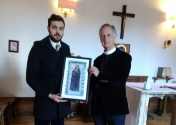 Un quadro della  Madonna di Capocolonna donato al Rappresentante dell’Arcivescovo di Canterbury