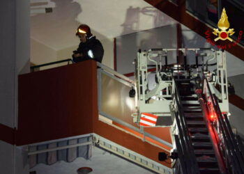 Urla provenienti da un appartamento in Via Saffo a Crotone, 38enne si barrica in casa con l’anziana madre