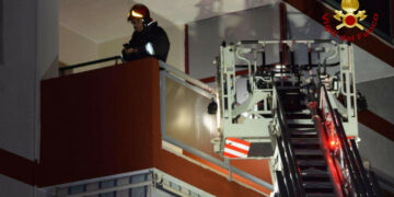 Urla provenienti da un appartamento in Via Saffo a Crotone, 38enne si barrica in casa con l’anziana madre