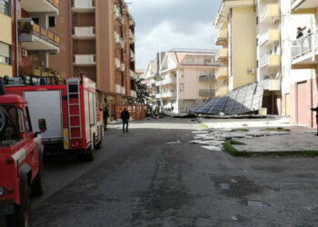 Vento forte a Cirò Marina, spazza via i tetti delle case e aziende sulla SS106. VIDEO