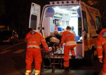 Incidente stradale in Piazza Kennedy a Cirò Marina: un uomo investito da un’auto, grave 50enne