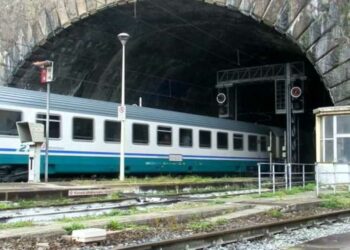 Sfiorata tragedia ad Acquappesa: camminava all’interno di una galleria ferroviaria durante il transito di un treno