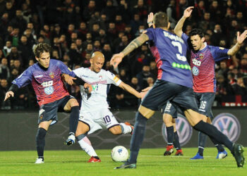 Calcio, Serie BKT, 32a giornata: Cosenza vs Crotone 1-0