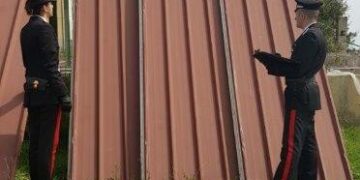 Cercano di caricare su un autocarro pannelli isotermici, beccati due pregiudicati dai Carabinieri e arrestati