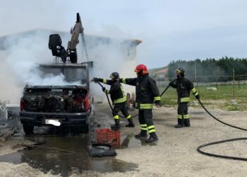 Crotone: In fiamme un camion e pericolo scoppio bombola, grazie all’intervento dei Vigili del fuoco si è evitato il peggio