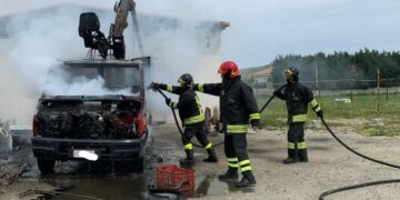 Crotone: In fiamme un camion e pericolo scoppio bombola, grazie all’intervento dei Vigili del fuoco si è evitato il peggio