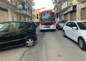 Crotone, persona rimasta chiusa in ascensore: Vigili del fuoco bloccati da auto in sosta, interveuti a piedi