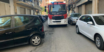 Crotone, persona rimasta chiusa in ascensore: Vigili del fuoco bloccati da auto in sosta, interveuti a piedi