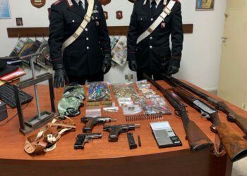 Due coniugi di Isola Capo Rizzuto detenevano armi da fuoco clandestine in un magazzino, arrestati dai Carabinieri